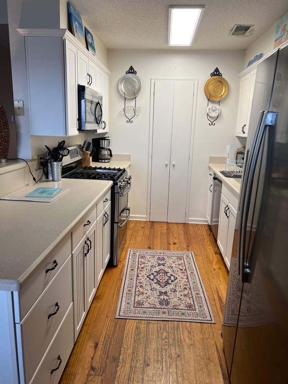 Great kitchen w/ Gas range, dishwasher, new microwave, great view to living area