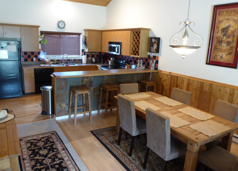 Dining room seats 6,  breakfast bar seats 4