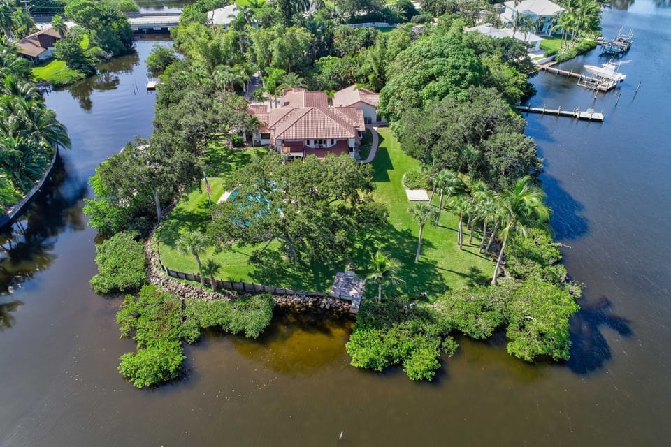Magnificent, shaded property surrounded by water