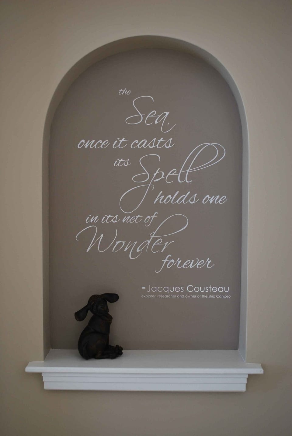 Niche leading to primary bedroom:  The bird dog has its own story. :)