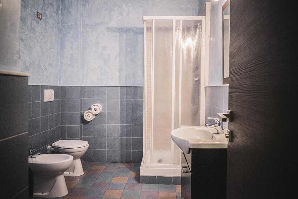 Shower, rainfall showerhead, free toiletries, hair dryer