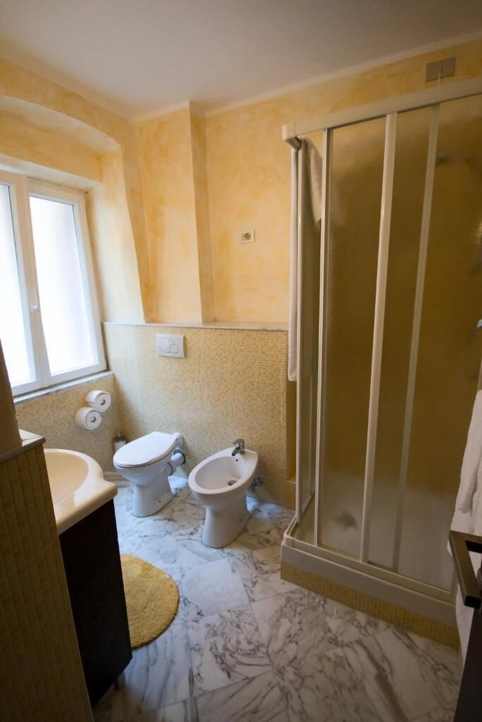 Shower, rainfall showerhead, free toiletries, hair dryer