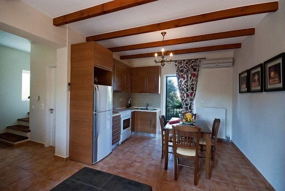 Duplex | Private kitchen | Fridge, stovetop, coffee/tea maker, electric kettle