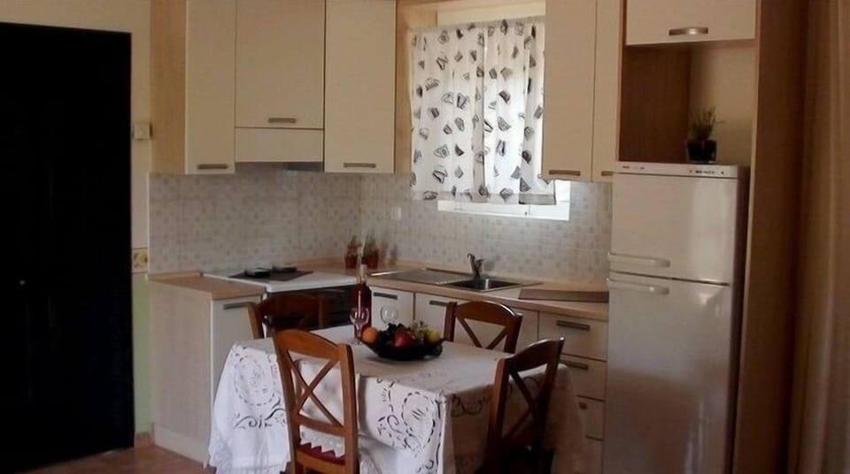 Fridge, stovetop, coffee/tea maker, electric kettle