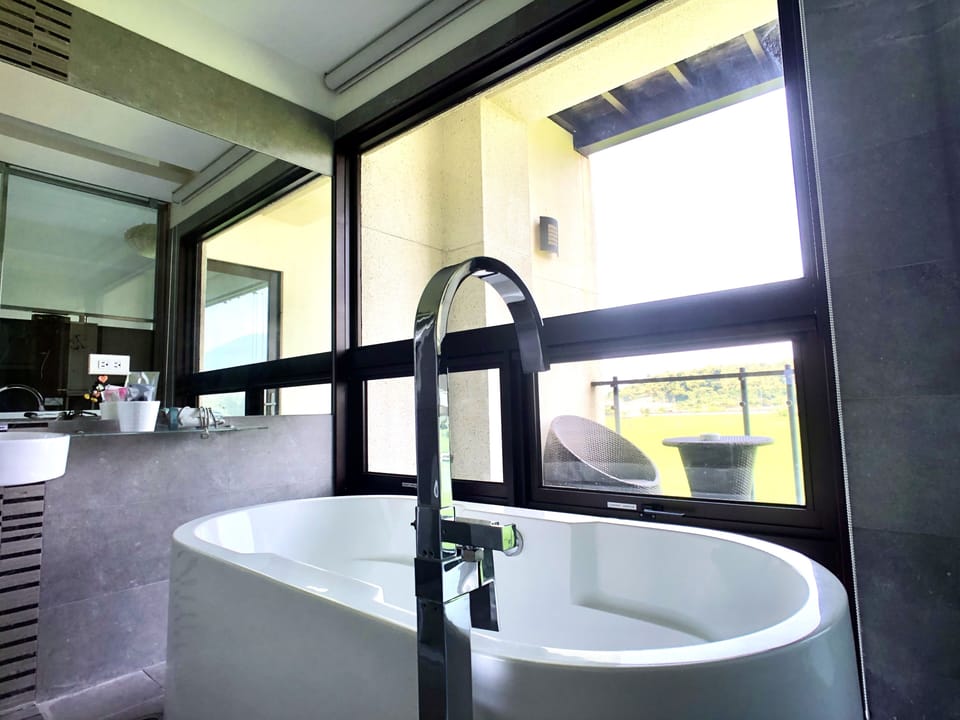 Elite Double Room, 1 Queen Bed, Non Smoking | Bathroom | Separate tub and shower, free toiletries, hair dryer, slippers