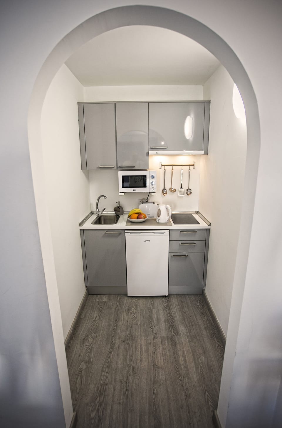 Deluxe Studio, Multiple Beds | Private kitchen | Fridge, microwave, stovetop, coffee/tea maker
