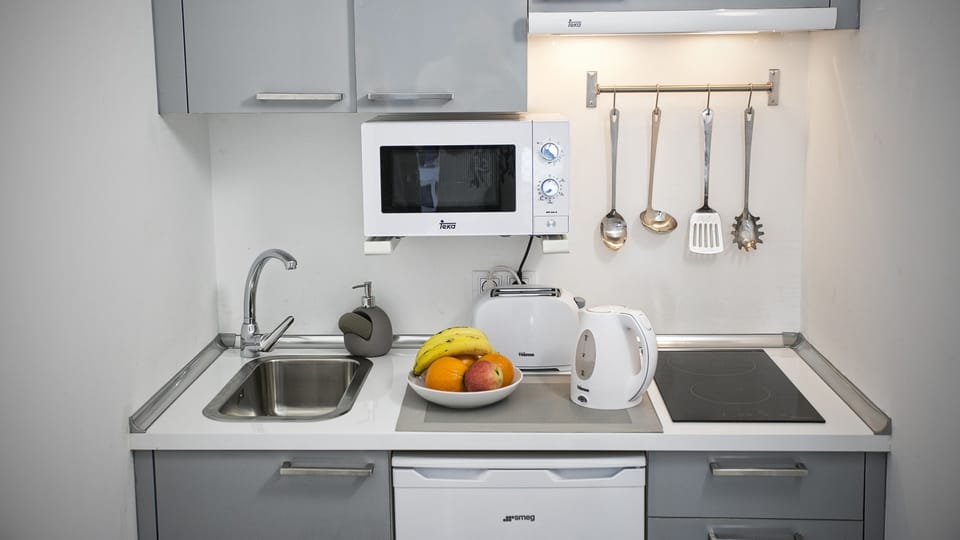 Deluxe Studio, Multiple Beds | Private kitchen | Fridge, microwave, stovetop, coffee/tea maker