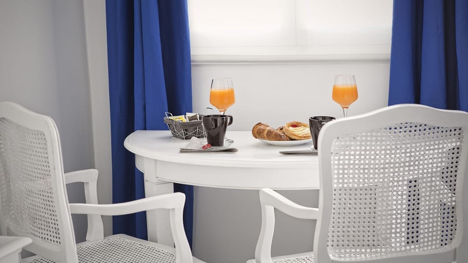 Deluxe Studio, Multiple Beds | In-room dining