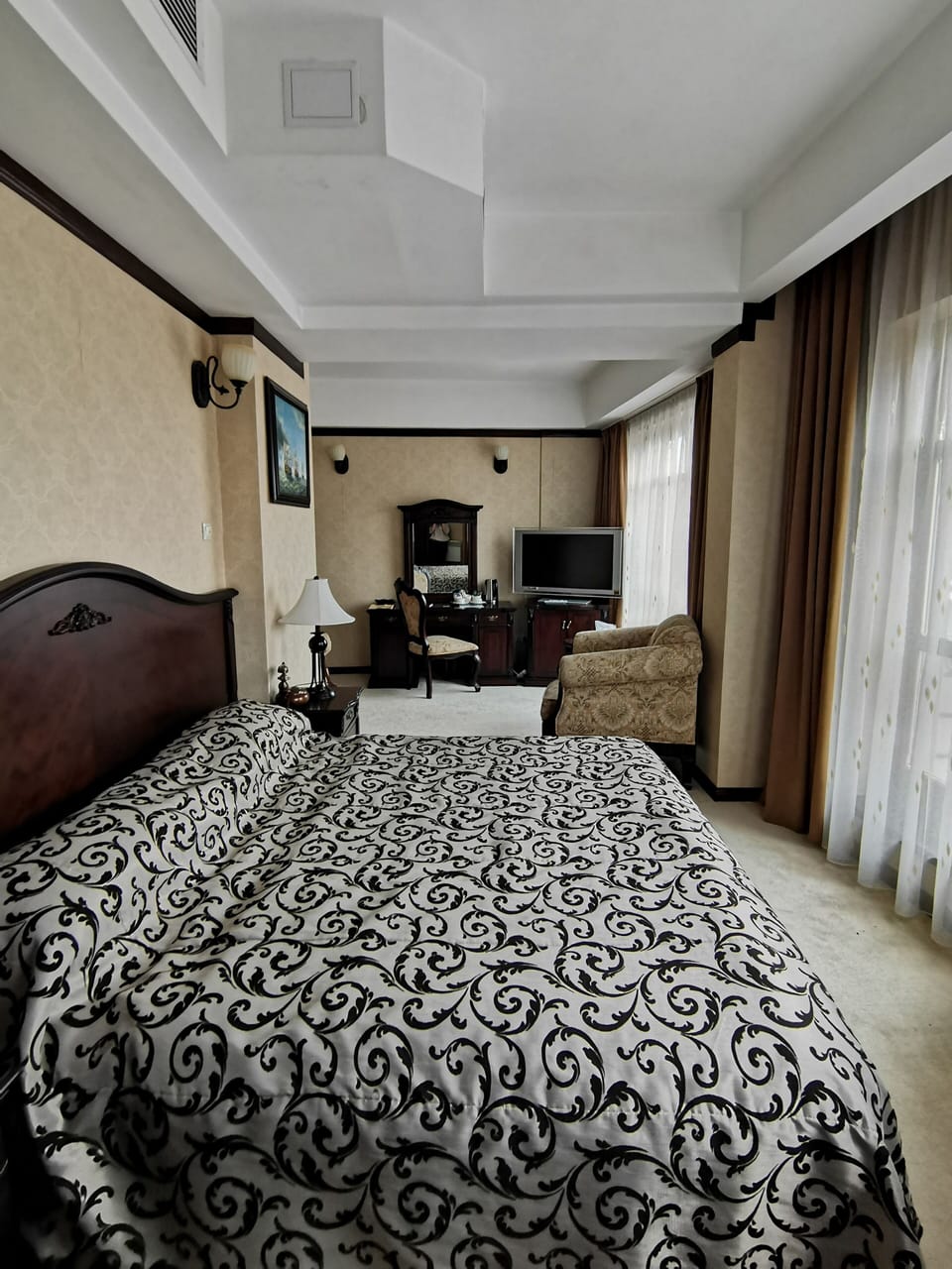 King Room | Minibar, in-room safe, desk, blackout drapes