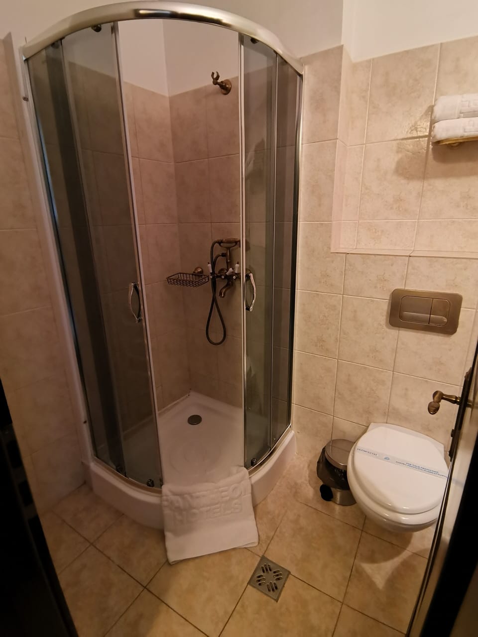 King Room | Bathroom | Shower, free toiletries, hair dryer, bathrobes