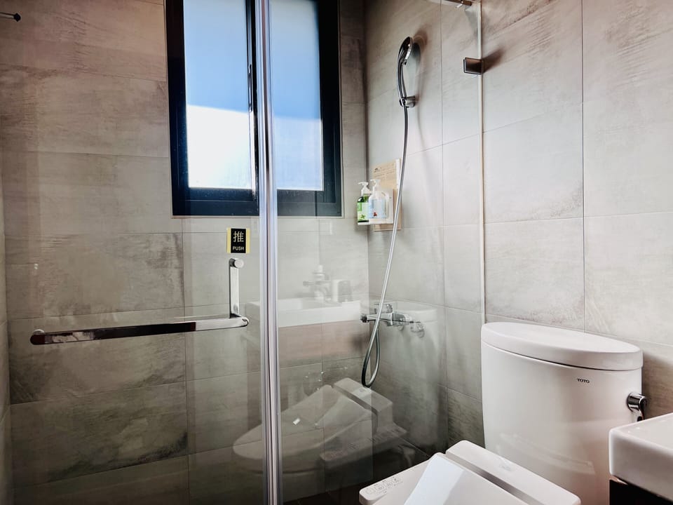 Elite Double Room, 1 Queen Bed, Non Smoking | Bathroom | Eco-friendly toiletries, hair dryer, towels, shampoo