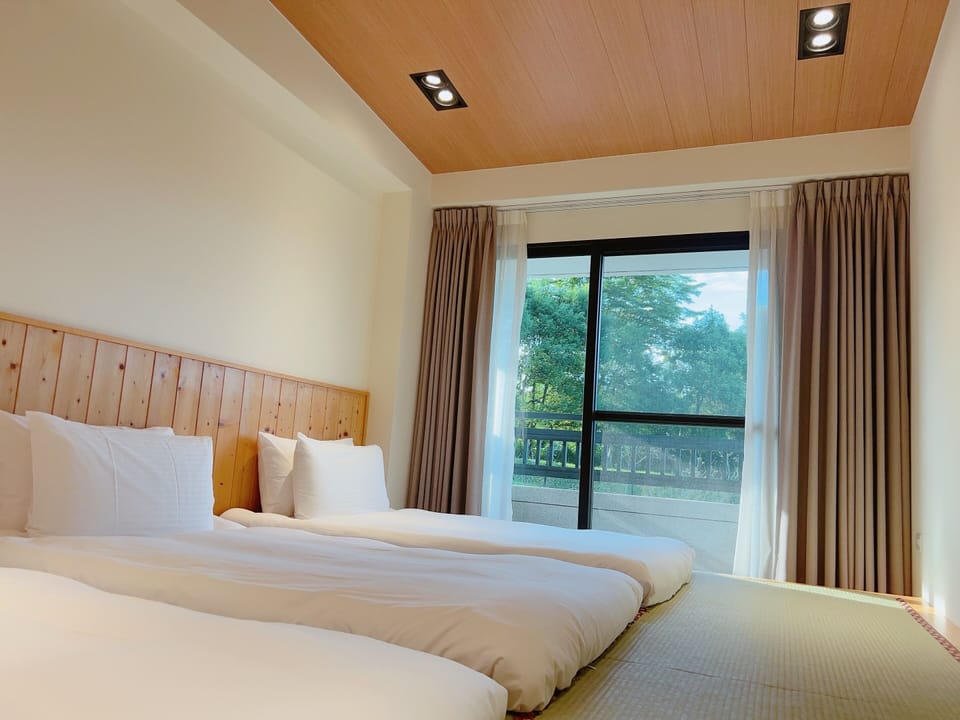 Elite Triple Room, 3 Twin Beds, Non Smoking, Courtyard View | Down comforters, free WiFi, bed sheets
