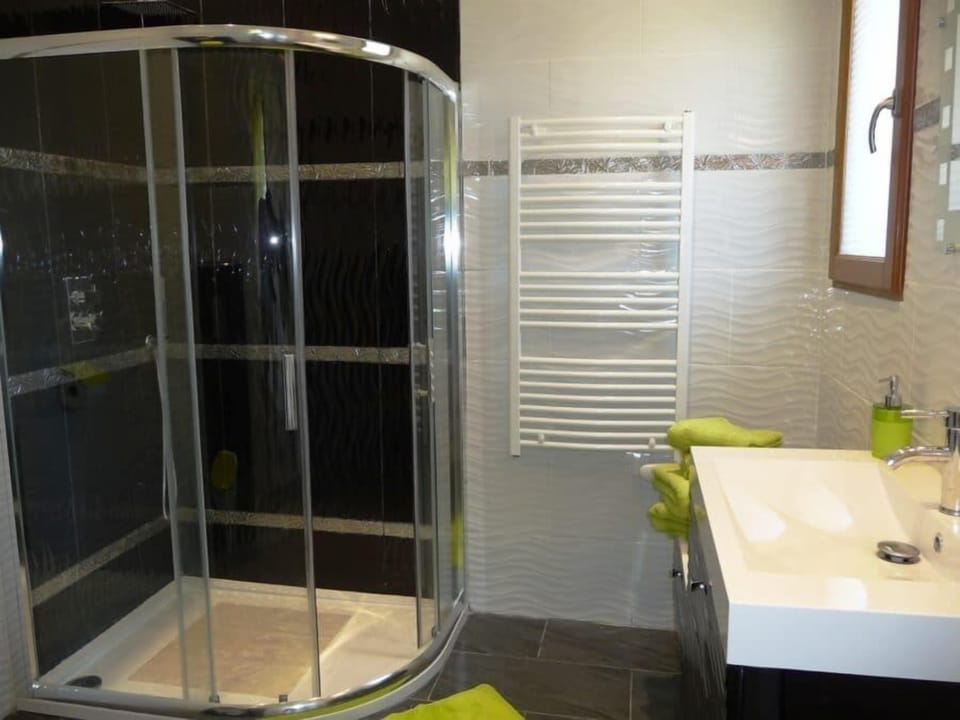 Double Room, Non Smoking, Pool View (Zen) | Bathroom | Shower, hair dryer, towels