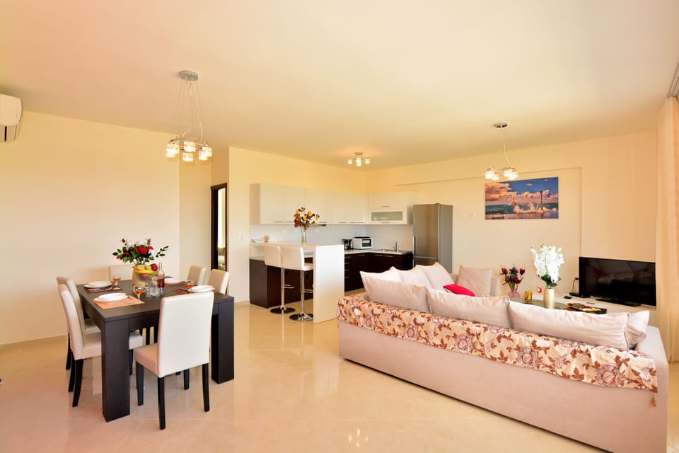 Apartment, 3 Bedrooms (Red) | In-room dining