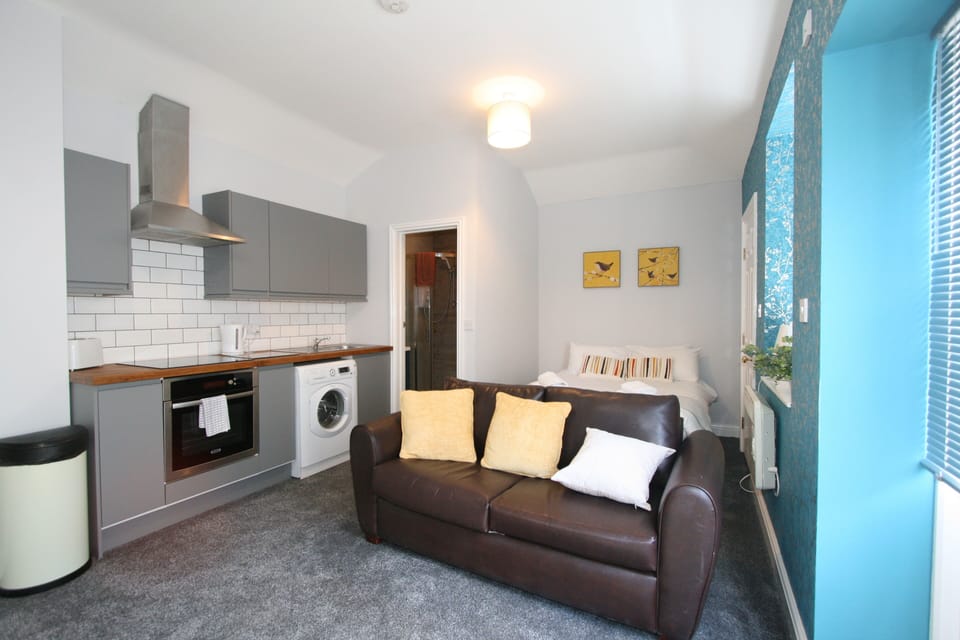 Studio Sleeps 3 | Hypo-allergenic bedding, iron/ironing board, free WiFi