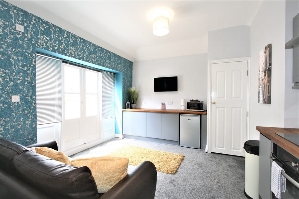 Studio Sleeps 3 | Hypo-allergenic bedding, iron/ironing board, free WiFi