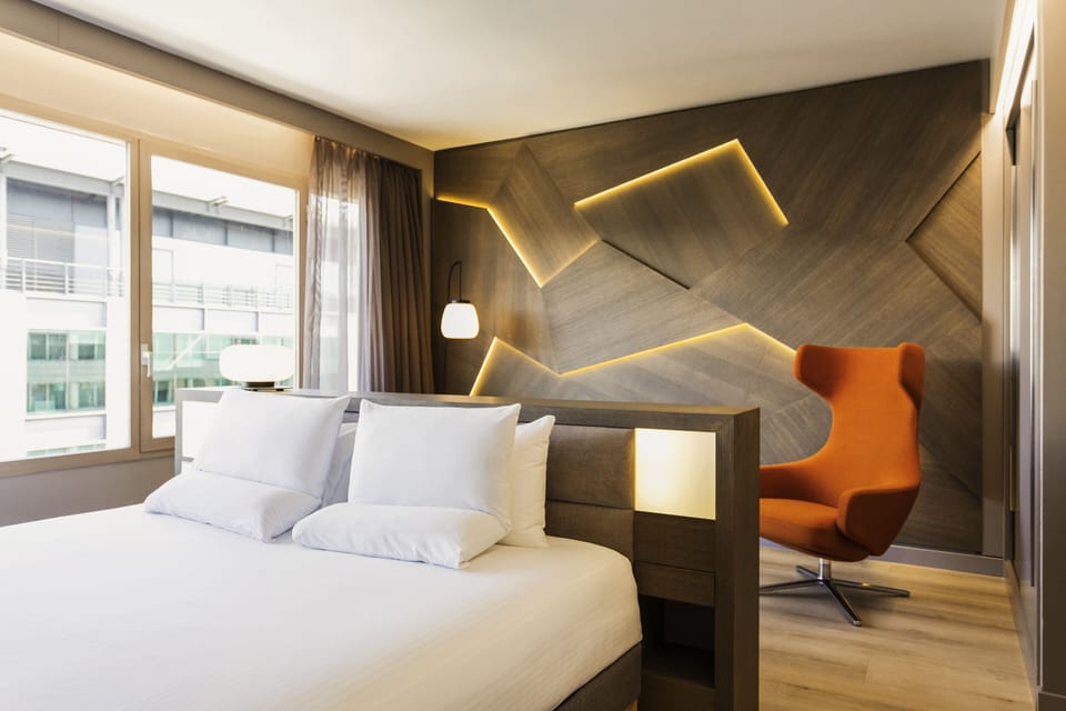 Junior Suite, 1 Queen Bed (in Plaza Building) | Premium bedding, in-room safe, desk, laptop workspace