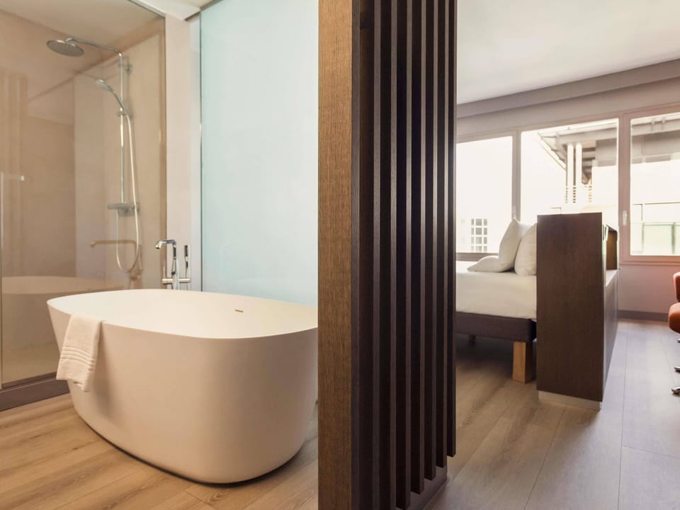Junior Suite, 1 Queen Bed (in Plaza Building) | Premium bedding, in-room safe, desk, laptop workspace
