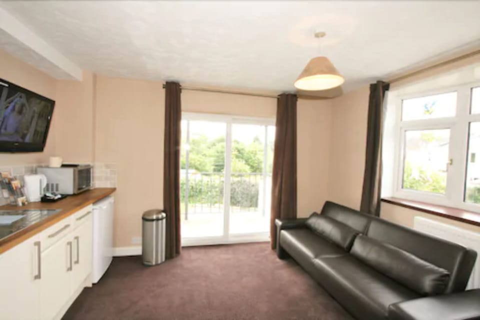 Twin Room | Individually furnished, desk, free WiFi, bed sheets