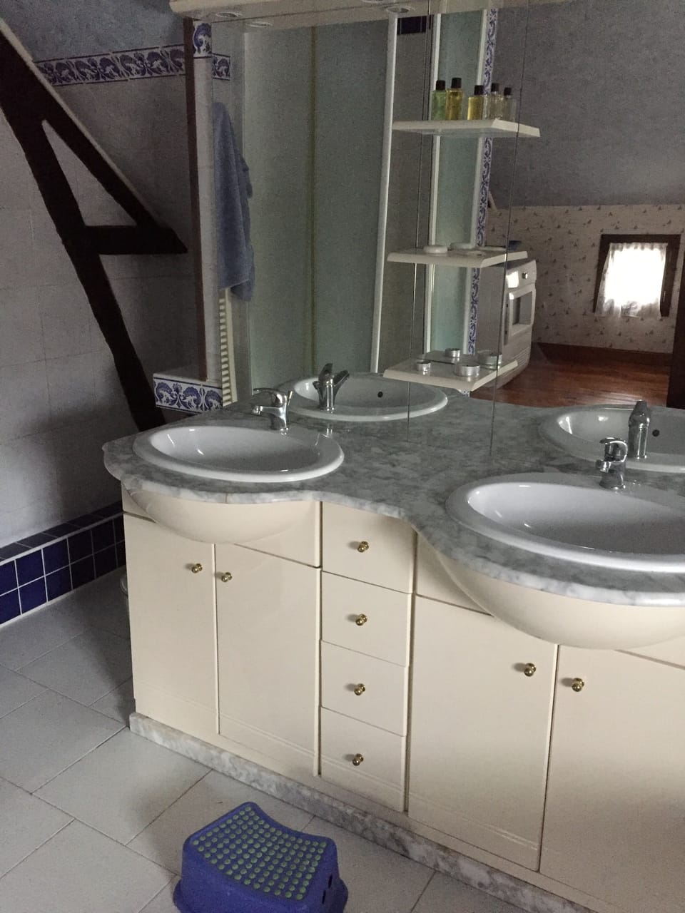 Bathroom sink