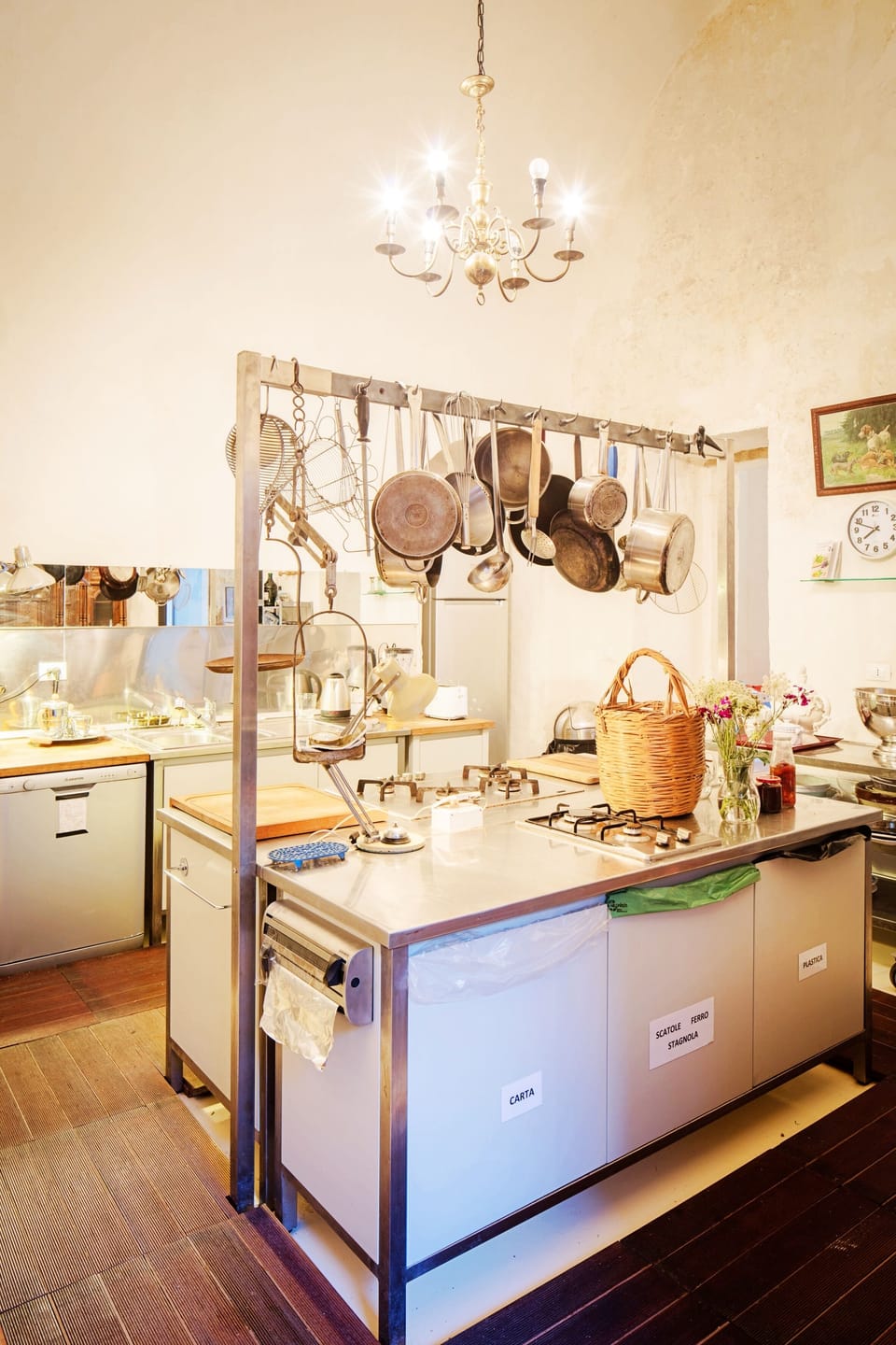 Full-size fridge, microwave, oven, stovetop
