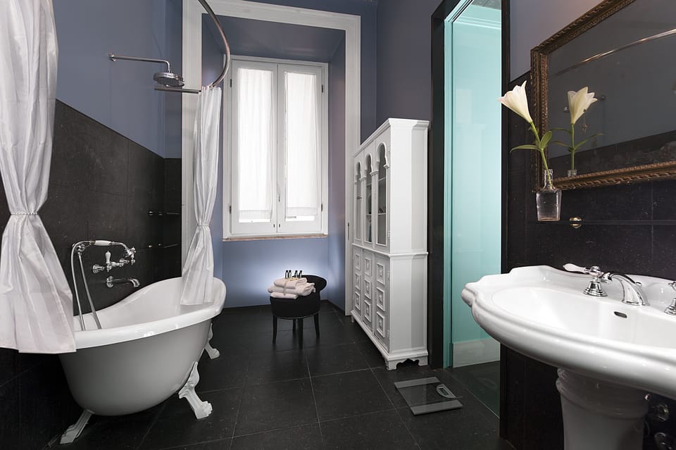 Standard Triple Room | Bathroom | Free toiletries, hair dryer, bidet, towels