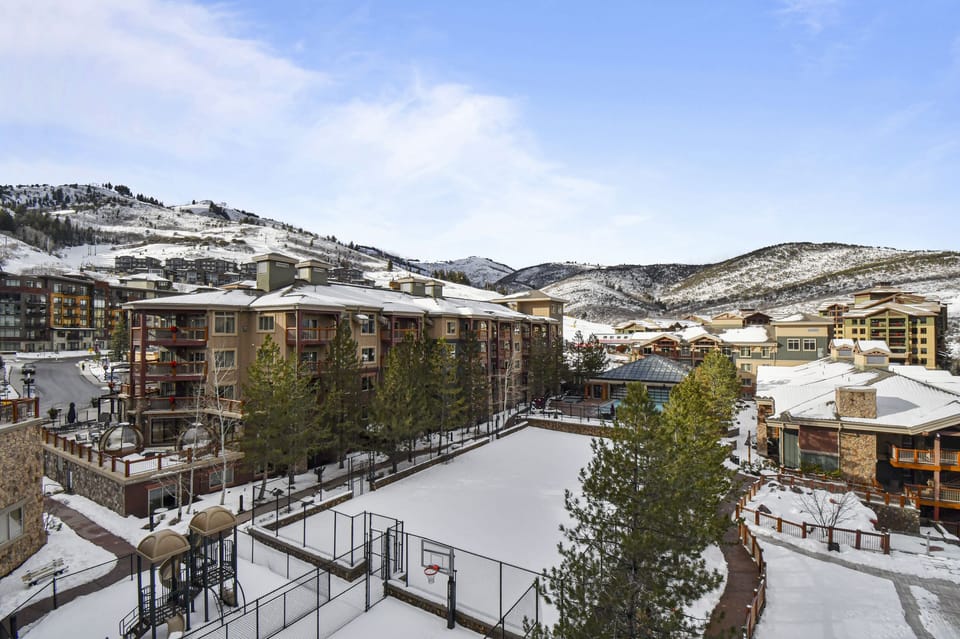 Deluxe Studio, 1 King Bed with Sofa bed | Balcony view
