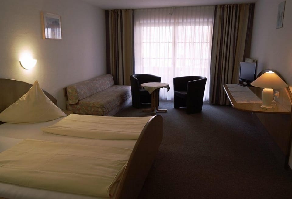 Family Studio | Desk, blackout drapes, cribs/infant beds, free WiFi