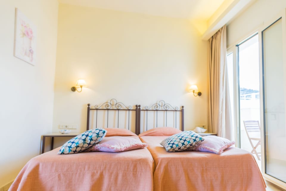 Superior Studio | Desk, iron/ironing board, free cribs/infant beds, bed sheets