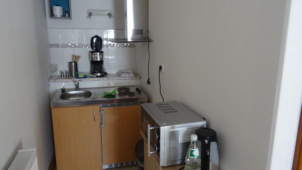 Premium Studio, 1 King Bed, Fireplace, Garden View | Private kitchenette | Shared fridge, microwave, coffee/tea maker, electric kettle