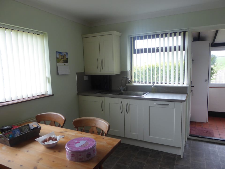 Cottage, 2 Bedrooms | Private kitchen | Full-size fridge, microwave, oven, stovetop