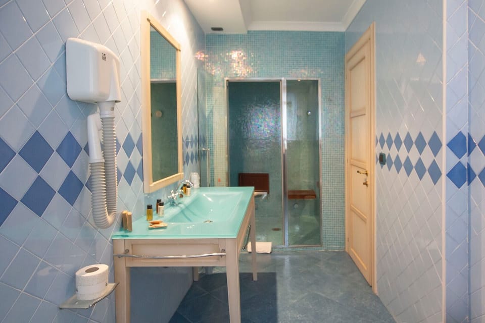Superior Suite, Private Pool (Faraglioni) | Bathroom | Shower, free toiletries, hair dryer, bidet