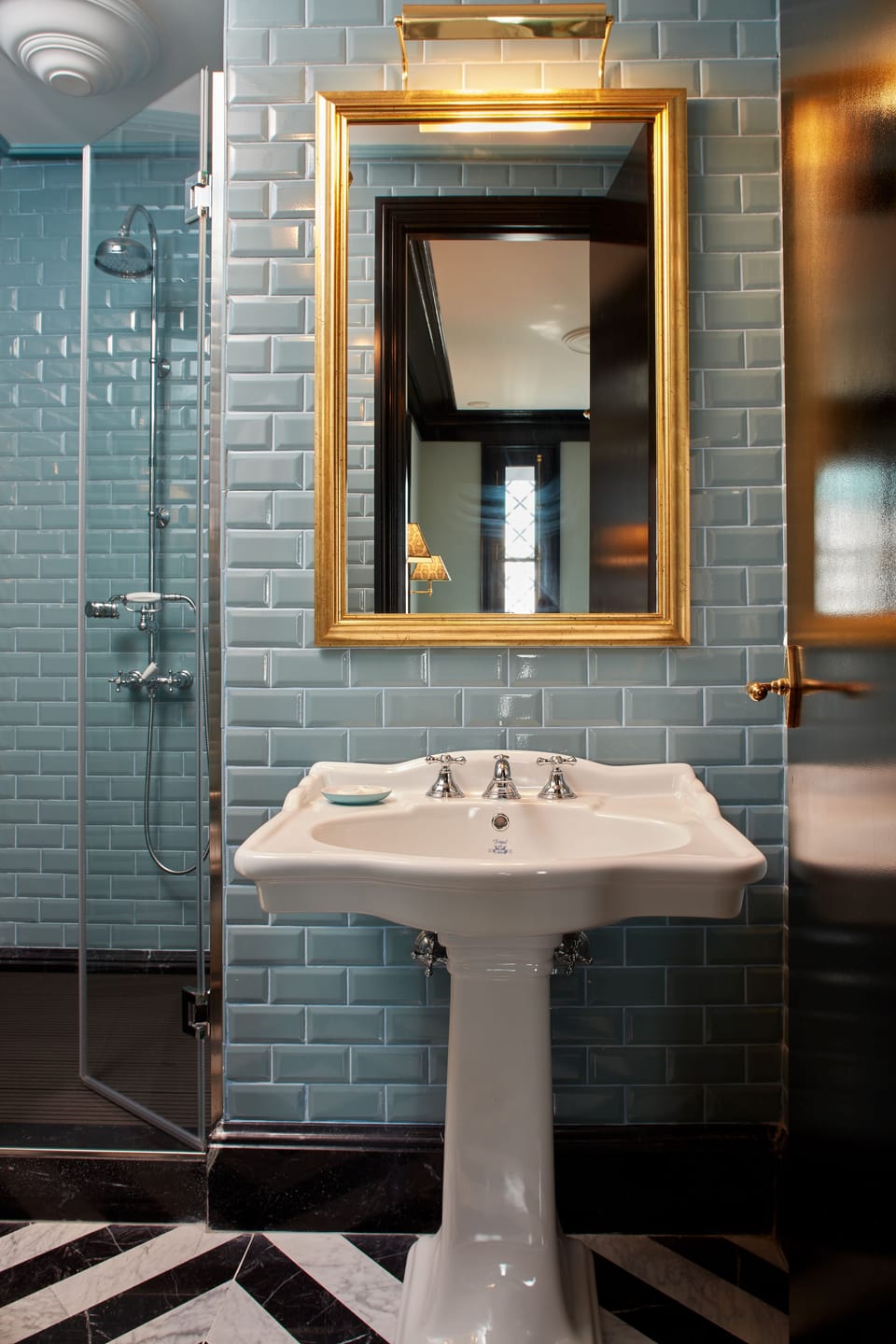 Combined shower/tub, rainfall showerhead, free toiletries, hair dryer