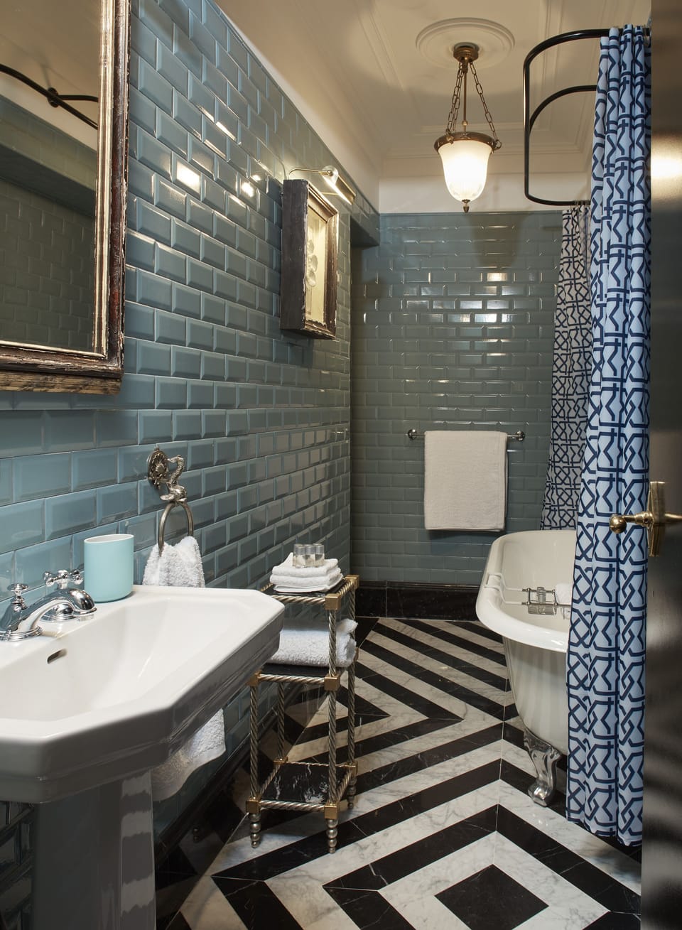 Superior Double or Twin Room | Bathroom | Combined shower/tub, rainfall showerhead, free toiletries, hair dryer