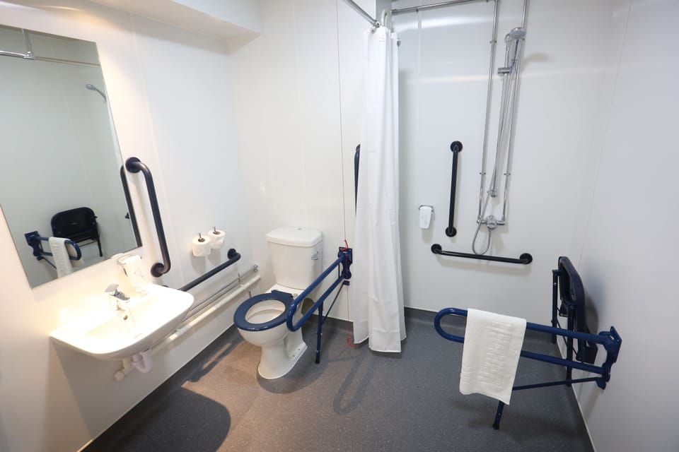 Double or Twin Room | Bathroom | Combined shower/tub, free toiletries, towels