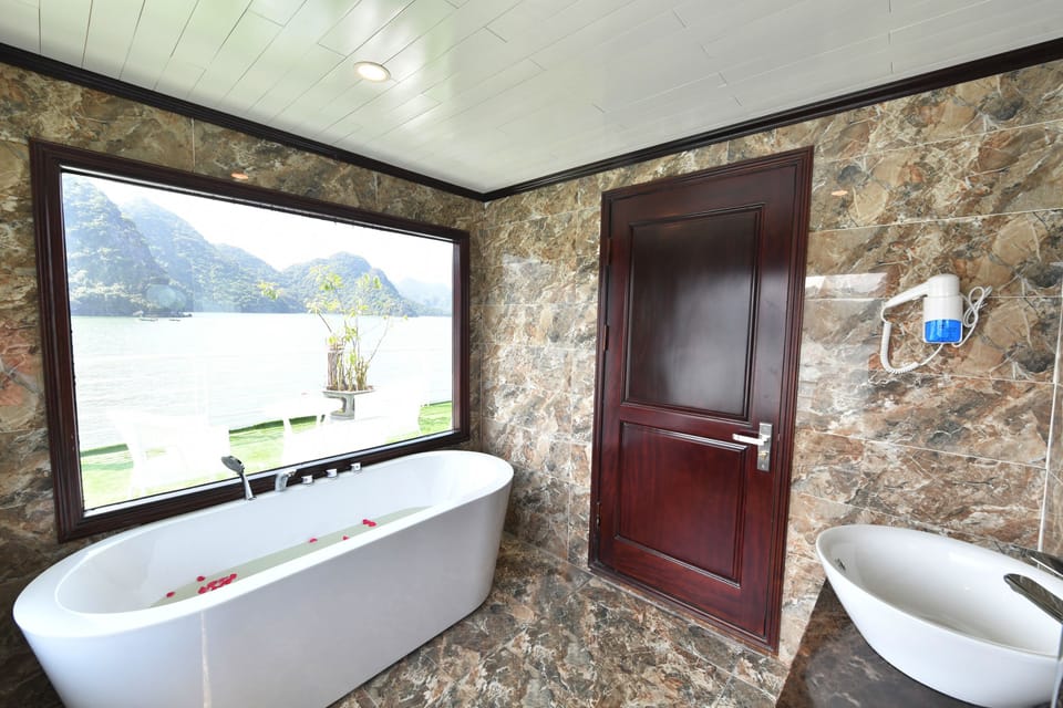 King/Queen Suite (FREE Two-way Transfer Service) | Bathroom | Free toiletries, hair dryer, bathrobes, slippers