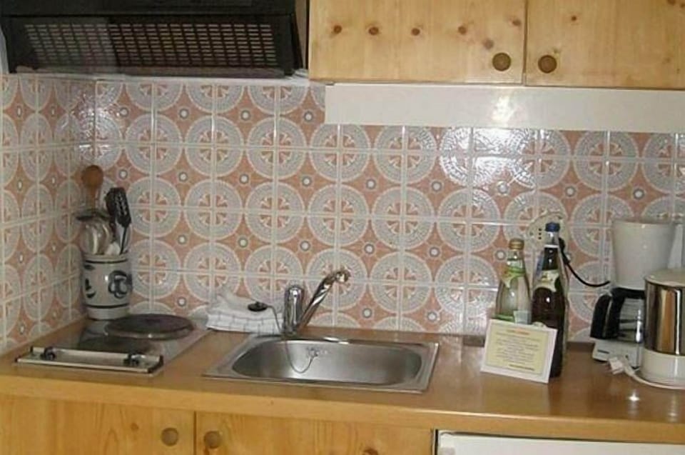 Apartment, 1 Bedroom (2 Adults) | Private kitchenette | Fridge, microwave, stovetop, electric kettle