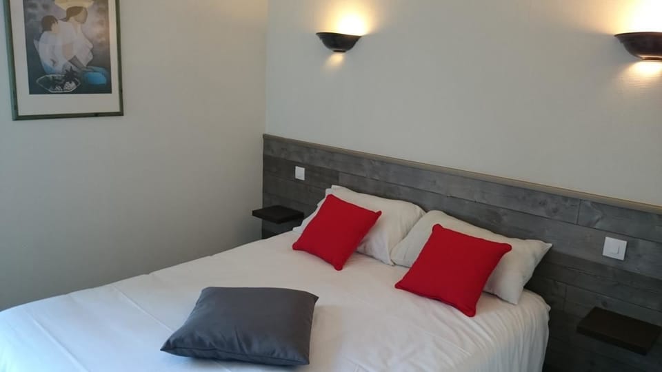 Double Room | Desk, iron/ironing board, free WiFi, bed sheets