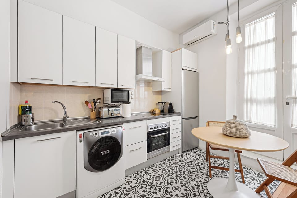 Kitchenette with dining table up to 4