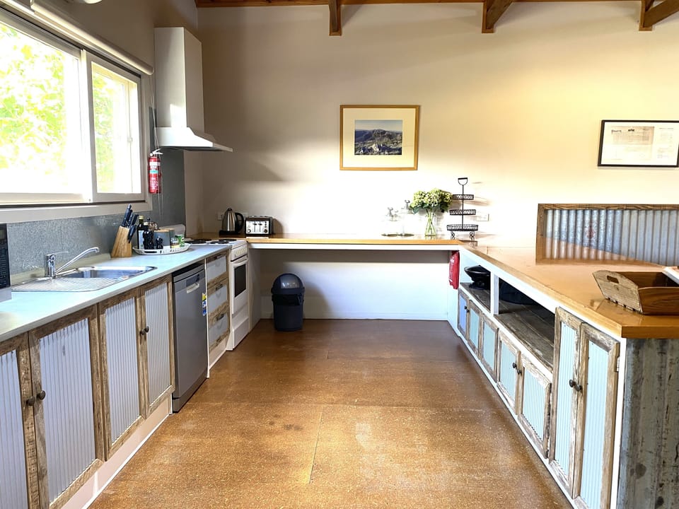 Well equipped kitchen including dishwasher, electric wok, fridge/freezer.