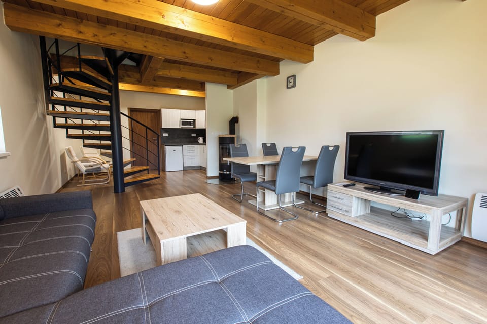 Deluxe Apartment | Desk, laptop workspace, soundproofing, free WiFi