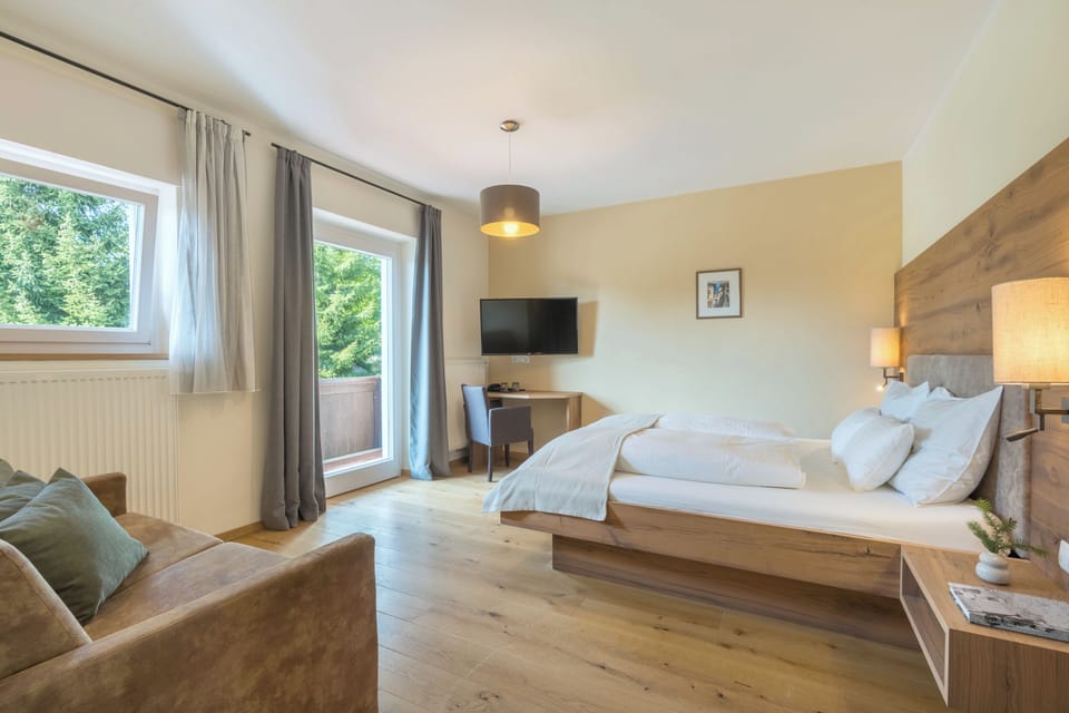 Comfort Double Room, Balcony | Hypo-allergenic bedding, in-room safe, desk, blackout drapes