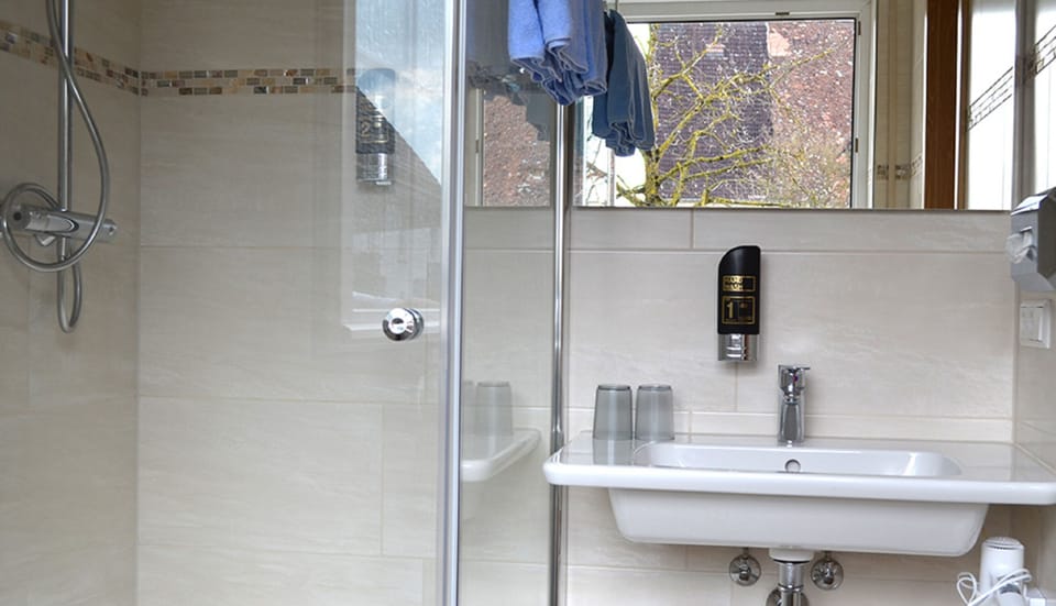 Quadruple Room | Bathroom | Free toiletries, hair dryer, towels