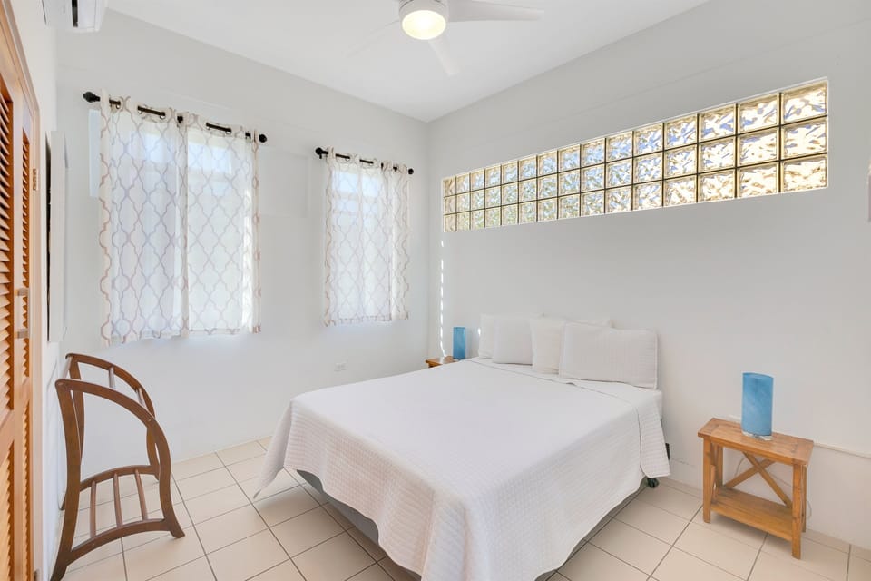 2nd floor bdrm 2-1 Queen