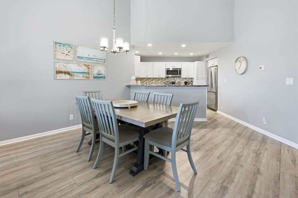 Dining area with seating for 6