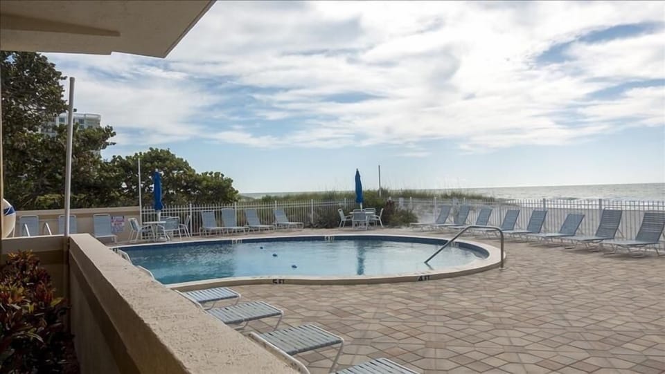 4.Beach/Pool