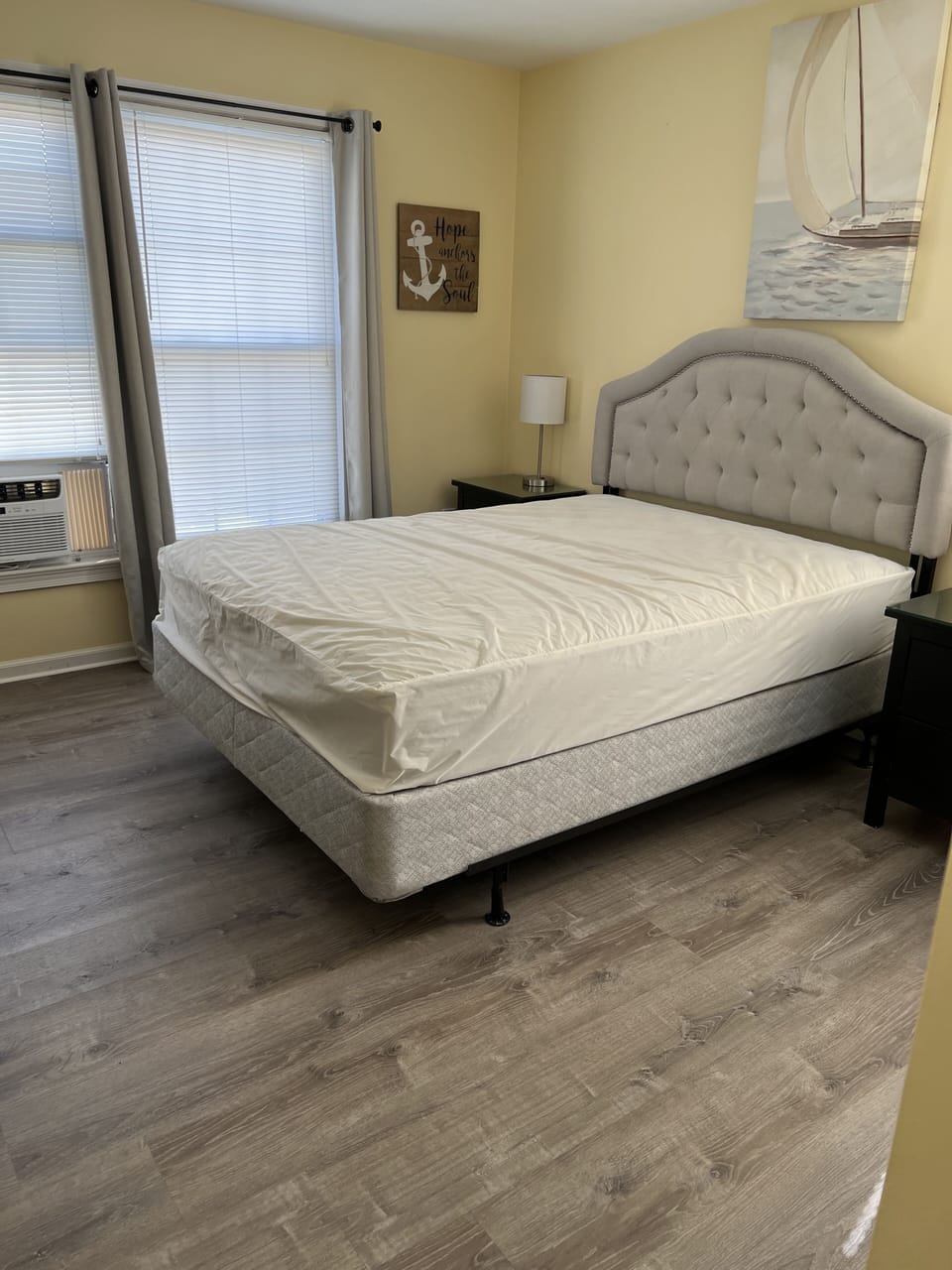 Bedroom with queen bed 