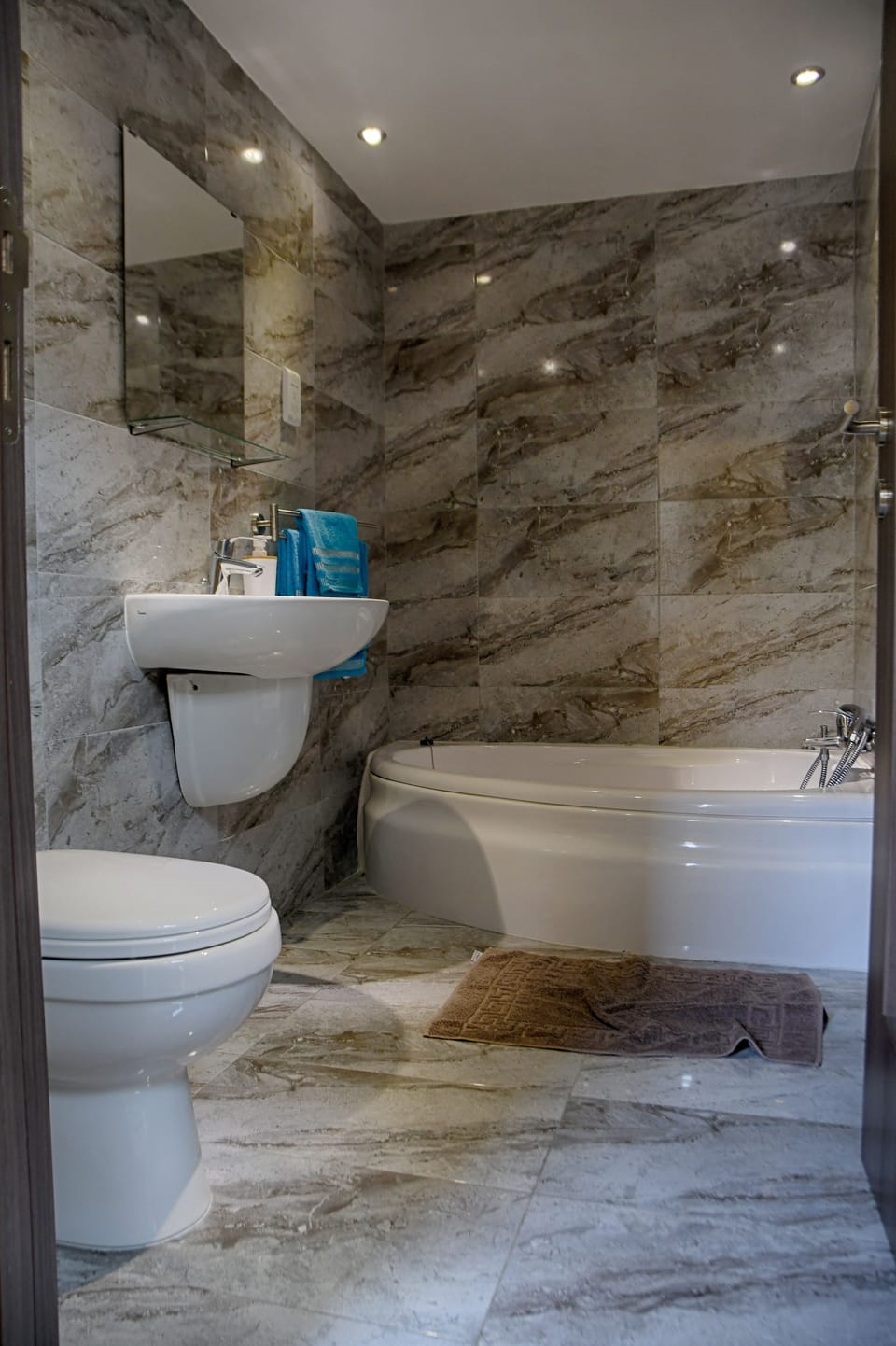 Main Bathroom.