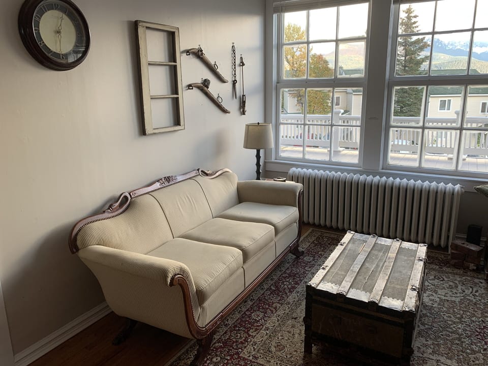 Relax in comfort with wonderful antiques, comfortable beds and views! 