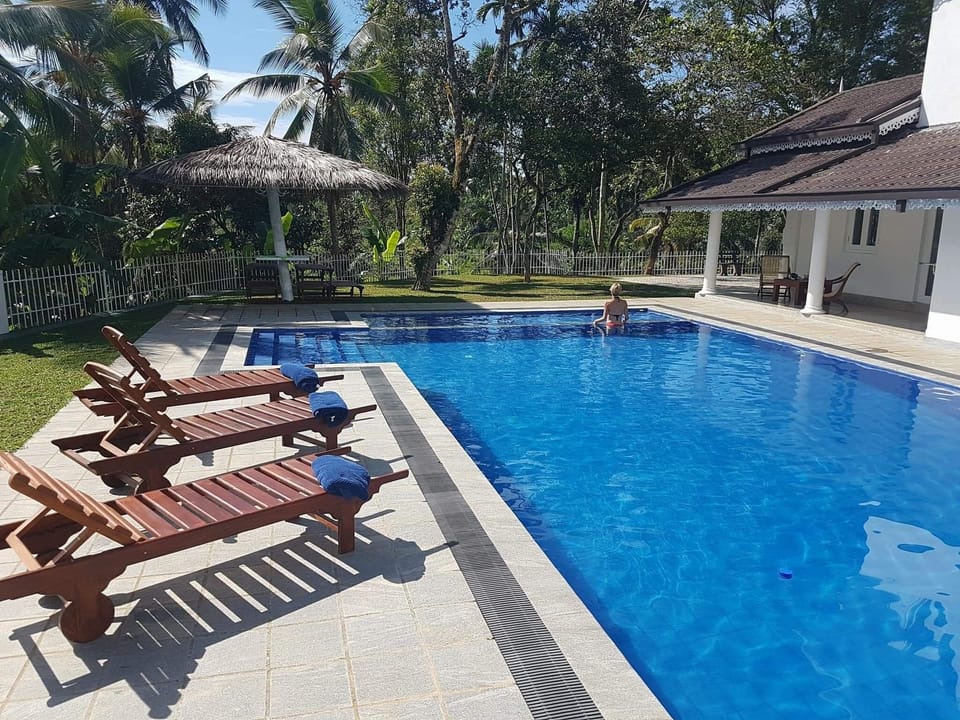 8 sun beds and warm water